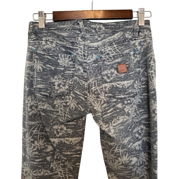 Roxy Women’s Denim Gray Floral Patterned Jeans Size 26 - Picture 5 of 6